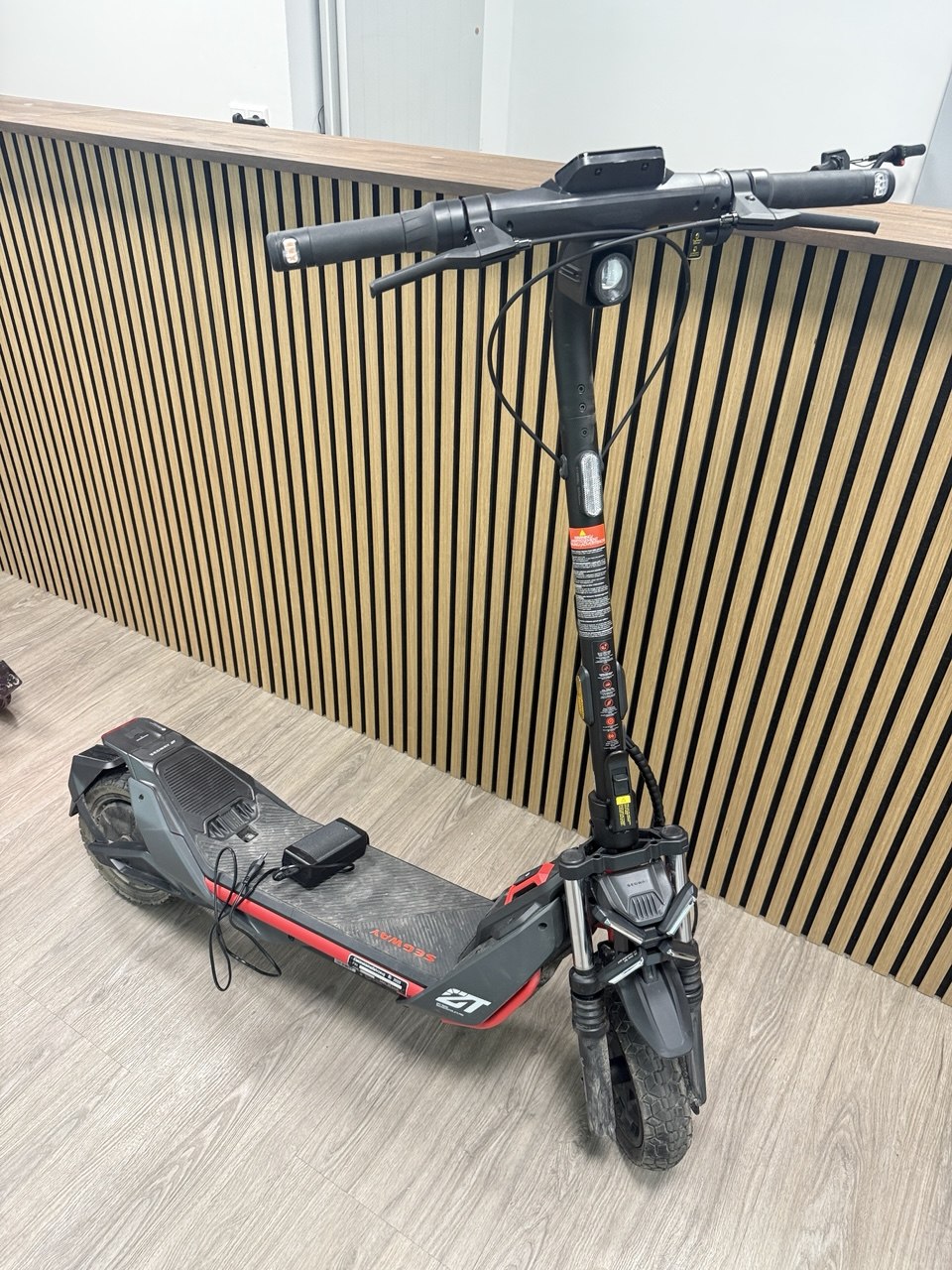 Analyse des E-Scooters Sichtbarer Zustand: Gut erhalten, gering genutztes Aussehen – VK579€ | Heute angekauft 10.04. 19: Hauptbild
