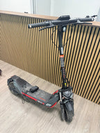 Analyse des E-Scooters Sichtbarer Zustand: Gut erhalten, gering genutztes Aussehen – VK579€ | Heute angekauft 10.04. 19:
