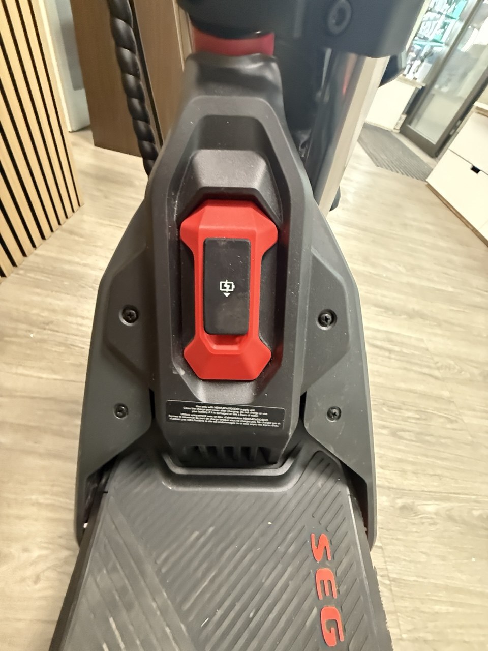 Analyse des E-Scooters Sichtbarer Zustand: Gut erhalten, gering genutztes Aussehen – VK579€ | Heute angekauft 10.04. 19: