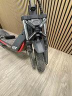 Analyse des E-Scooters Sichtbarer Zustand: Gut erhalten, gering genutztes Aussehen – VK579€ | Heute angekauft 10.04. 19: