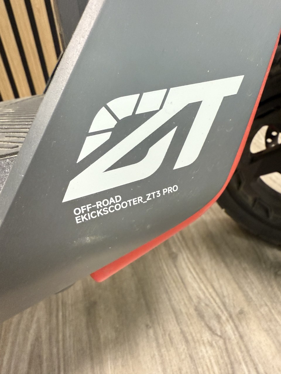 Analyse des E-Scooters Sichtbarer Zustand: Gut erhalten, gering genutztes Aussehen – VK579€ | Heute angekauft 10.04. 19:
