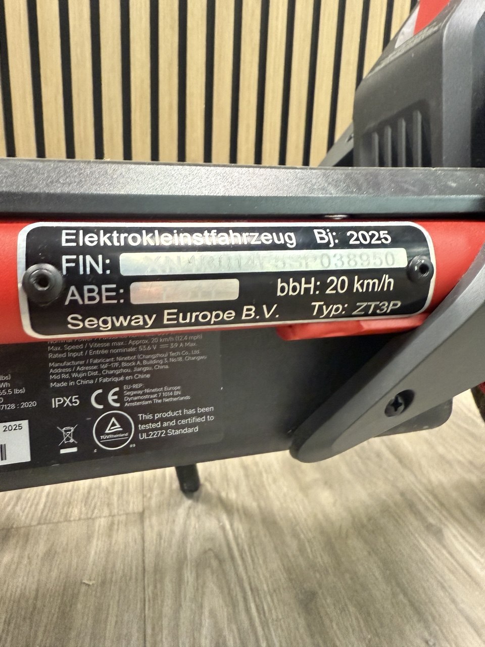 Analyse des E-Scooters Sichtbarer Zustand: Gut erhalten, gering genutztes Aussehen – VK579€ | Heute angekauft 10.04. 19: