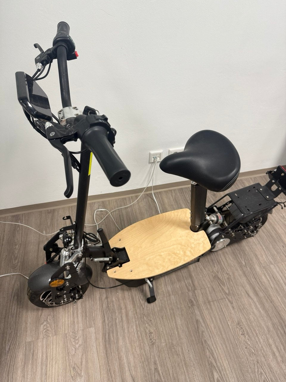 E-Scooter mit Holztrittbrett, 2000W Motor | Heute angekauft 10.04. 22:05 | Preis? 📞 0175 90 777 77