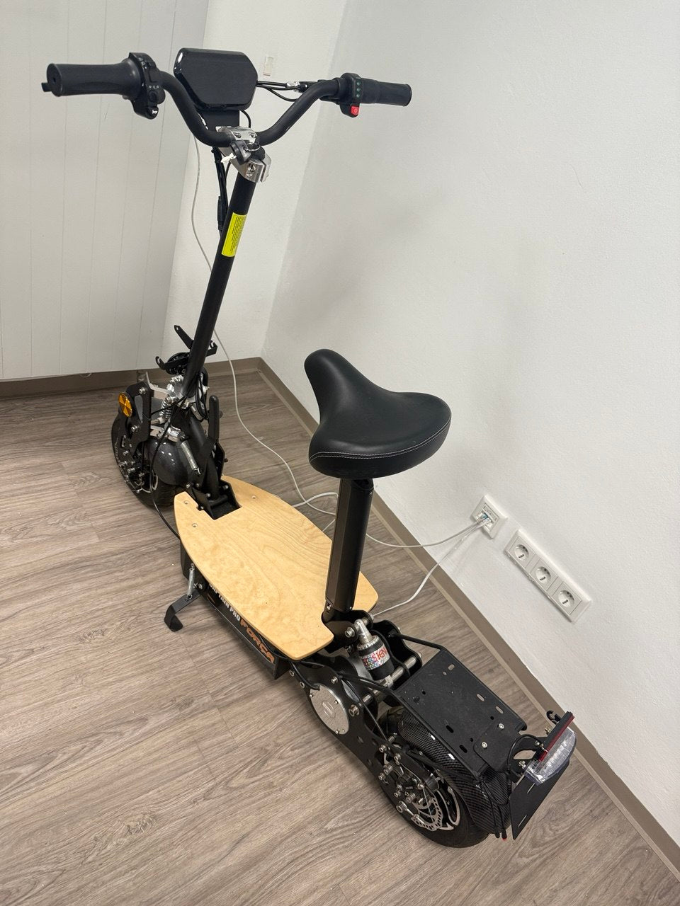 E-Scooter mit Holztrittbrett, 2000W Motor | Heute angekauft 10.04. 22:05 | Preis? 📞 0175 90 777 77