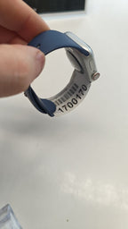 Apple Watch SE A2725 Displayständer (weiß/transparent) mit schwarzer Smartwatch | Heute angekauft 11.04. 15:05 | Preis? 