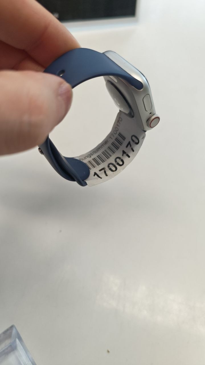 Apple Watch SE A2725 Displayständer (weiß/transparent) mit schwarzer Smartwatch | Heute angekauft 11.04. 15:05 | Preis? 