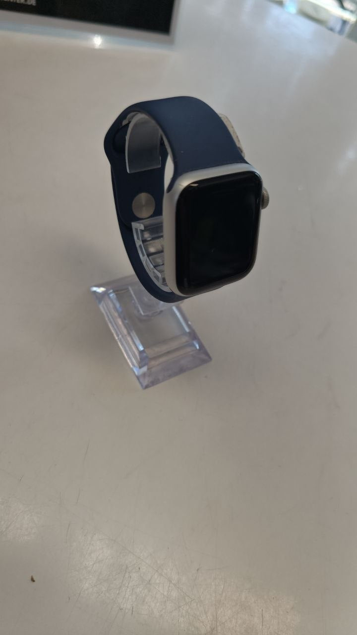Apple Watch SE A2725 Displayständer (weiß/transparent) mit schwarzer Smartwatch | Heute angekauft 11.04. 15:05 | Preis? 