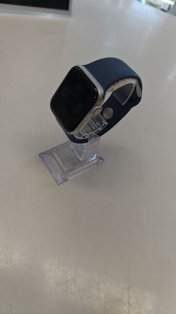 Apple Watch SE A2725 Displayständer (weiß/transparent) mit schwarzer Smartwatch | Heute angekauft 11.04. 15:05 | Preis? 