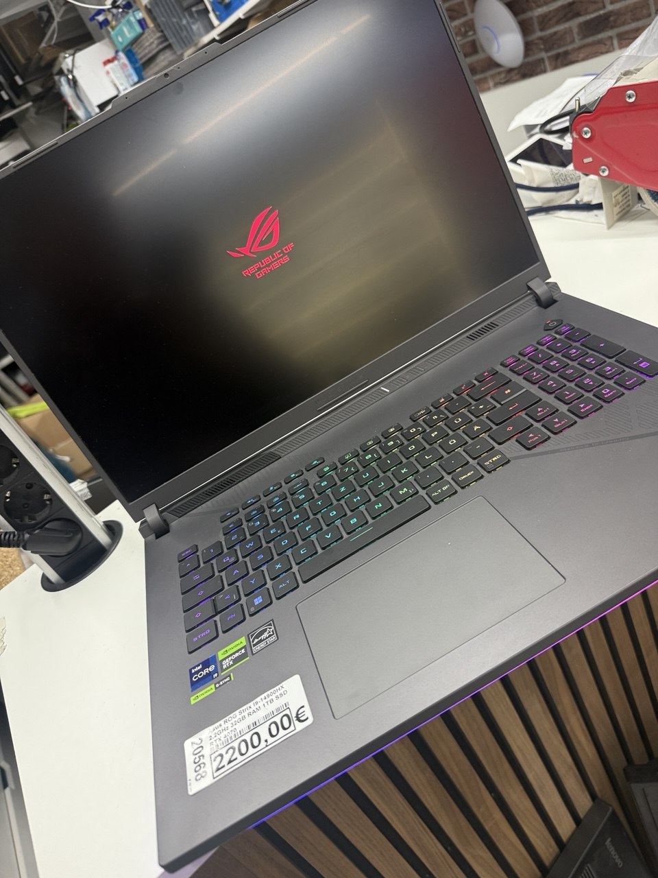 Laptop-Analyse Prozessor: Intel Core (grüner Sticker sichtbar)