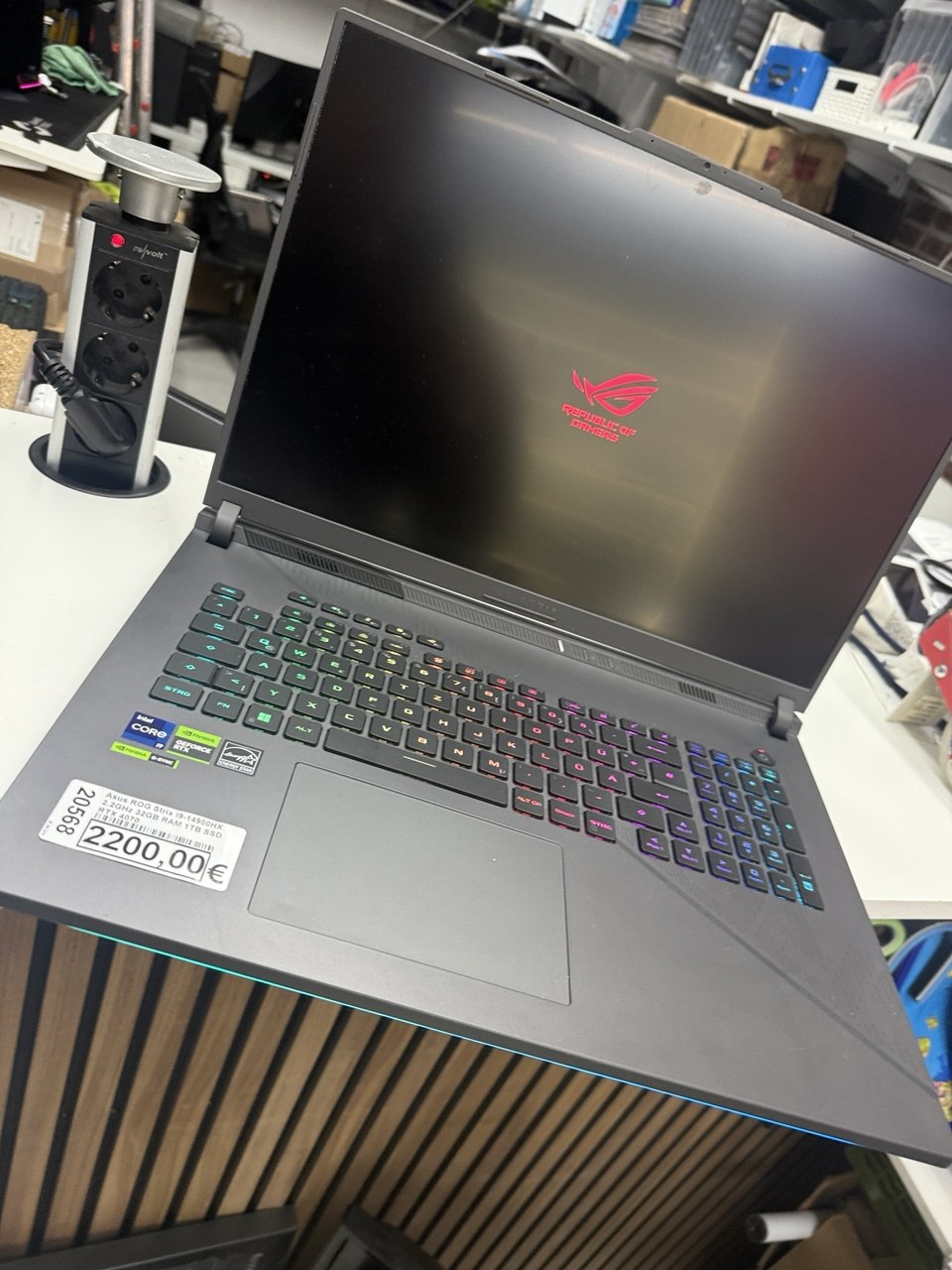 Laptop-Analyse Prozessor: Intel Core (grüner Sticker sichtbar)