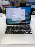 Apple MacBook Air 13" M5 mit 16 GB Speicher