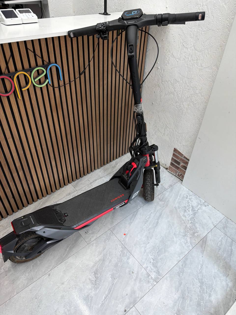 Segway Ninebot E-Scooter, elektrischer Roller mit Dual-Motor Hauptbild