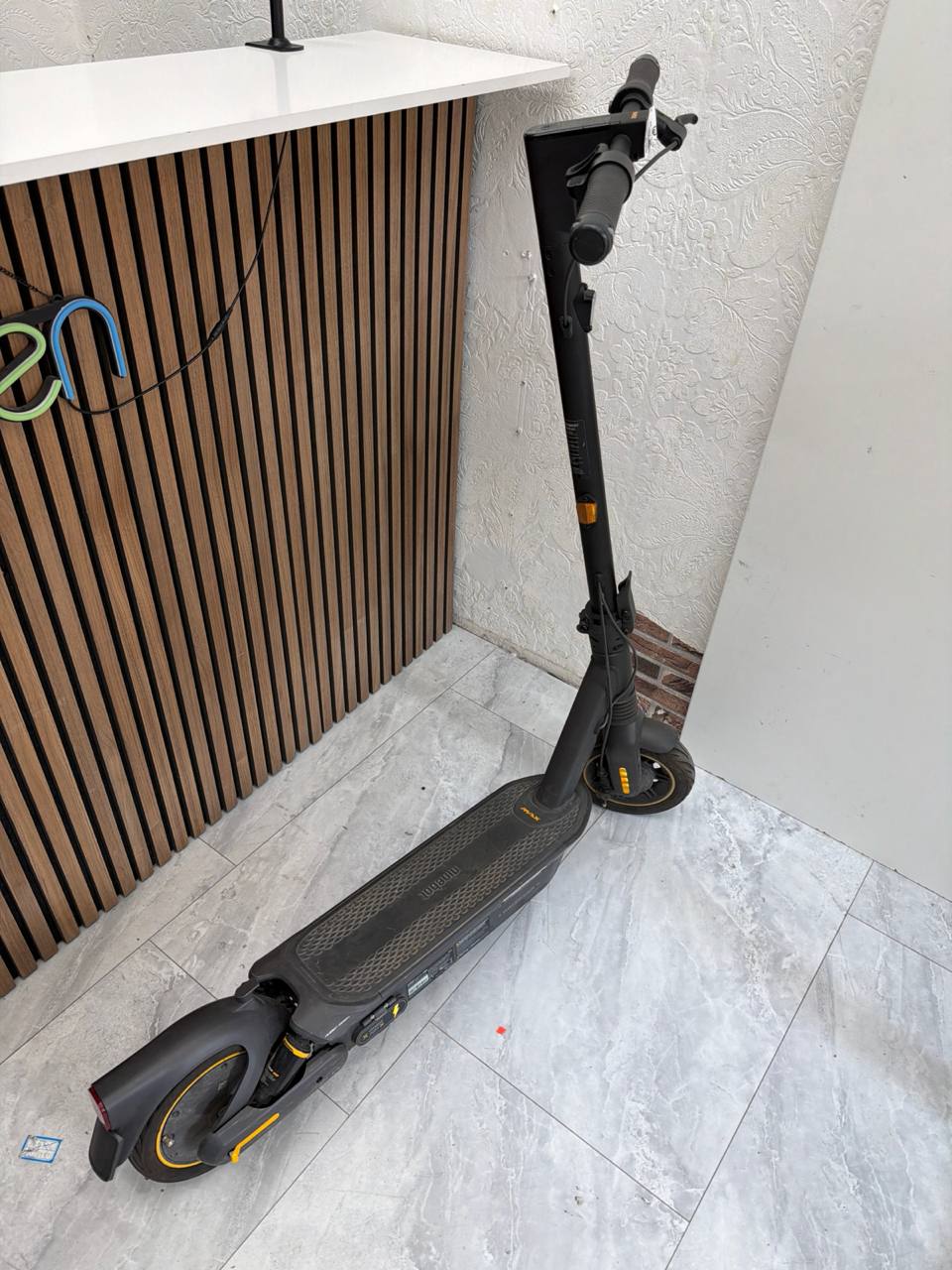 Ninebot Kick Scooter Max G2 – E-Scooter schwarz/orange Zweitbild