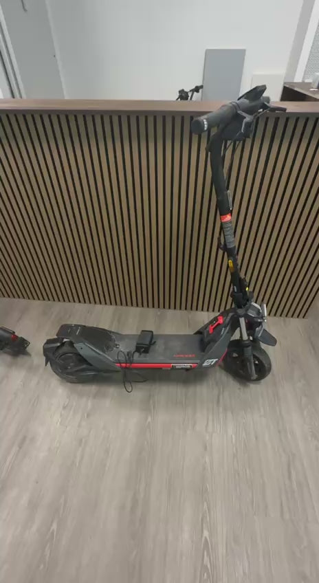 Analyse des E-Scooters Sichtbarer Zustand: Gut erhalten, gering genutztes Aussehen – VK579€ | Heute angekauft 10.04. 19:
